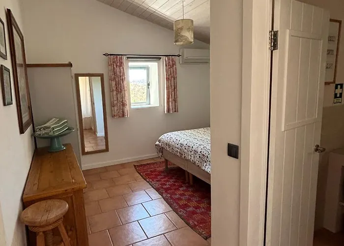 Casa Na Colina : The Cottage And The Long House